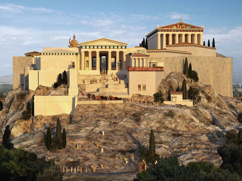 एक्रोपोलिस एक सपाट शीर्ष वाली चट्टान पर स्थित है जो एथेंस शहर में समुद्र तल से 150 मीटर (490 फीट) ऊपर है और इसका क्षेत्रफल लगभग 3 हेक्टेयर (7.4 एकड़) है। पार्थेनन (ऊपर दाएं) सहित अधिकांश प्रमुख मंदिरों का पुनर्निर्माण एथेंस के स्वर्ण युग (460-430 ईसा पूर्व) के दौरान पेरिकल्स के नेतृत्व में किया गया था। फ़िडियास, एक एथेनियन मूर्तिकार, और इक्टिनस और कैलिक्रेट्स, दो प्रसिद्ध वास्तुकार, पुनर्निर्माण के लिए जिम्मेदार थे। – Slide número 6