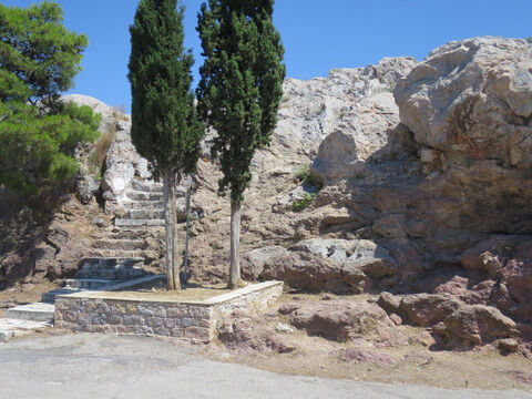 मार्स पहाड़ी (एरिओपगस) तक की सीढ़ियाँ जहाँ प्रेरित पौलुस ने एथेंस के सभी मंदिरों और मूर्तियों को देखने के बाद, वेदी के बारे में अपना संदेश 'अज्ञात भगवान को' दिया था (प्रेरित 17:16-34)। – Slide número 14
