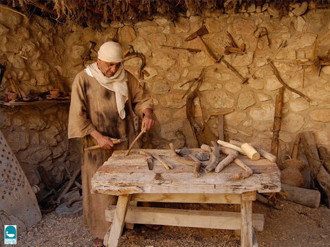 कुल्हाड़ी का उपयोग लकड़ी को आकार देने के साथ-साथ पेड़ों को काटने के लिए भी किया जाता था। इसमें एक लोहे का सिर था जो एक पेटी की मदद से लकड़ी के हैंडल से बंधा हुआ था। (व्यवस्थाविवरण 19:5 और 2 राजा 6:5)। – Slide número 5