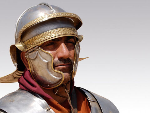 रोमन सैनिक अपना टोप पहने हुए। – Slide número 11