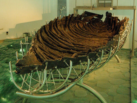 1978 में, जब सूखे के कारण पानी कम हो गया, तो दो स्थानीय मछुआरों, मोशे और युवल लुफ़ान को उत्तर-पश्चिमी तट पर यीशु के समय की एक प्राचीन मछली पकड़ने वाली नाव मिली। रेडियो-कार्बन डेटिंग के आधार पर नाव की आयु 40 ईसा पूर्व (प्लस या माइनस 80 वर्ष) और नाव में मिट्टी के बर्तनों और कीलों की खोज के आधार पर 50 ईसा पूर्व से 50 ईस्वी पूर्व की बताई गई है। – Slide número 10