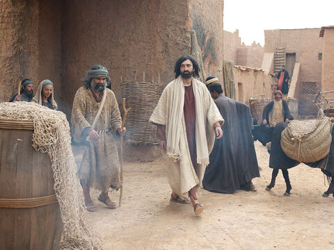यीशु ने कफरनहूम में पतरस की सास को चंगा किया। (मत्ती 8:14-17, मरकुस 1:29-34, लूका 4:38-44) – Slide número 1