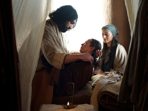 यीशु ने कफरनहूम में पतरस की सास को चंगा किया। (मत्ती 8:14-17, मरकुस 1:29-34, लूका 4:38-44) – Slide número 5
