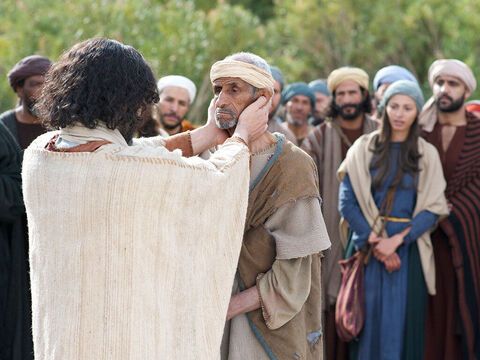 यीशु ने कफरनहूम में पतरस की सास को चंगा किया। (मत्ती 8:14-17, मरकुस 1:29-34, लूका 4:38-44) – Slide número 9
