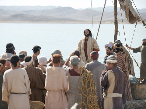 यीशु मसीह 5 रोटियों और 2 मछलियों से 5000 पुरुषों, महिलाओं और बच्चों को खिलाते हैं l (मत्ती 14:13-22, मरकुस 6:31-46, लूका 9:10-17, यूहन्ना 6:1-13) – Slide número 3