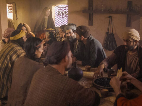 यीशु बैतनिय्याह में लाज़र और मरियम और मार्था के यहाँ ठहरा हुआ था। उन्होंने यीशु के सम्मान में रात्रि भोज का आयोजन किया। मार्था भोजन परोस रही थी। – Slide número 1