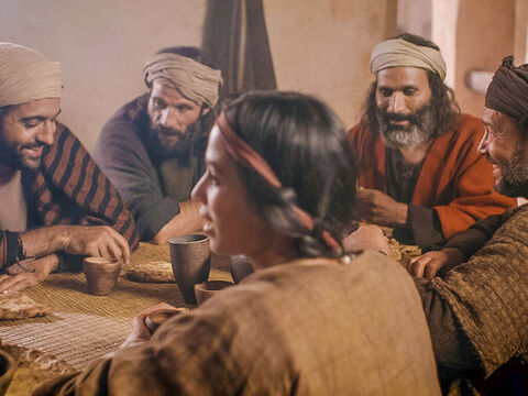 लाज़र यीशु और उसके चेलों के साथ मेज पर भोजन कर रहा था। – Slide número 2