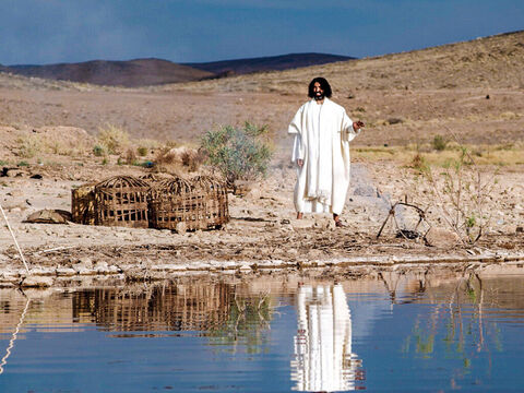 पुनर्जीवित यीशु गलील में अपने शिष्यों को दिखाई देते हैं। (यूहन्ना 21:1-14) – Slide número 3