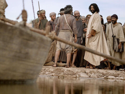 अन्द्रियास, पतरस, याकूब और यहुन्ना, लोगों के मछुआरे बन जाते हैं। (लूका 5:1-11) – Slide número 2