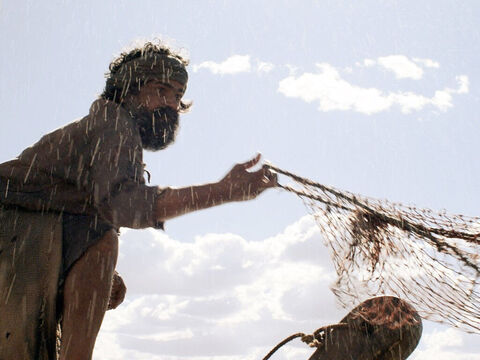 अन्द्रियास, पतरस, याकूब और यहुन्ना, लोगों के मछुआरे बन जाते हैं। (लूका 5:1-11) – Slide número 6