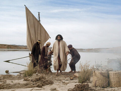 अन्द्रियास, पतरस, याकूब और यहुन्ना, लोगों के मछुआरे बन जाते हैं। (लूका 5:1-11) – Slide número 13