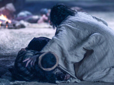 यीशु गतसमनी में प्रार्थना करते हैं जब उनके शिष्य सो रहे होते हैं। (मत्ती 26:36-56, मरकुस 14:32-52, लूका 22:39-53, यूहन्ना 18:1-12) – Slide número 11