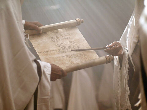 यीशु नासरत के आराधनालय में यशायाह से पढ़ता है। (लूका 4:14-30) – Slide número 7
