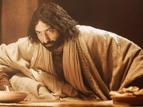 पतरस ने यीशु के पैर धोने का विरोध किया। (यूहन्ना 13:1-17) – Slide número 3