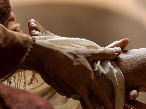 पतरस ने यीशु के पैर धोने का विरोध किया। (यूहन्ना 13:1-17) – Slide número 5