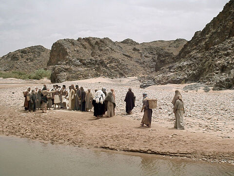 यूहन्ना ने यरदन नदी में यीशु को बपतिस्मा दिया। (मत्ती 3:1-16, मरकुस 1:1-11, लूका 3:1-22, यूहन्ना 1:1-34) – Slide número 4