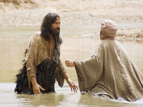 यूहन्ना ने यरदन नदी में यीशु को बपतिस्मा दिया। (मत्ती 3:1-16, मरकुस 1:1-11, लूका 3:1-22, यूहन्ना 1:1-34) – Slide número 5