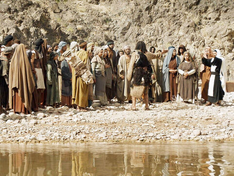यूहन्ना ने यरदन नदी में यीशु को बपतिस्मा दिया। (मत्ती 3:1-16, मरकुस 1:1-11, लूका 3:1-22, यूहन्ना 1:1-34) – Slide número 7