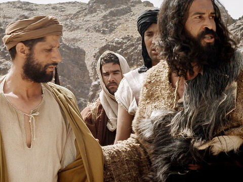 यूहन्ना ने यरदन नदी में यीशु को बपतिस्मा दिया। (मत्ती 3:1-16, मरकुस 1:1-11, लूका 3:1-22, यूहन्ना 1:1-34) – Slide número 13
