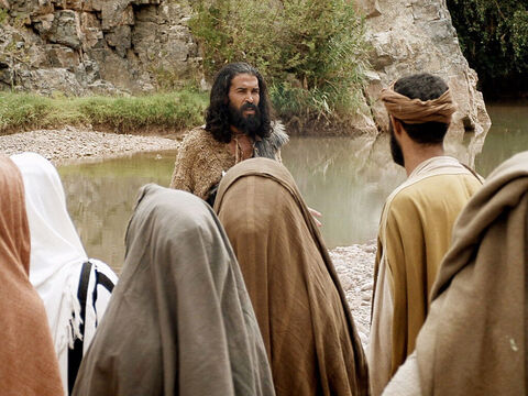 यूहन्ना ने यरदन नदी में यीशु को बपतिस्मा दिया। (मत्ती 3:1-16, मरकुस 1:1-11, लूका 3:1-22, यूहन्ना 1:1-34) – Slide número 14