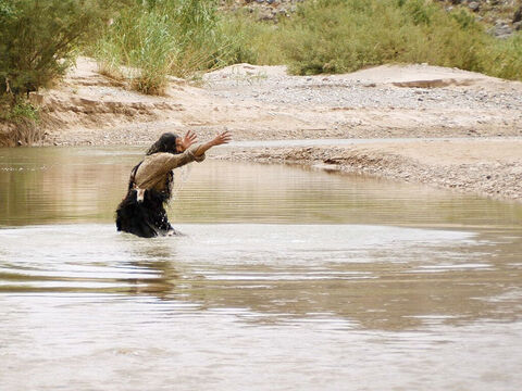 यूहन्ना ने यरदन नदी में यीशु को बपतिस्मा दिया। (मत्ती 3:1-16, मरकुस 1:1-11, लूका 3:1-22, यूहन्ना 1:1-34) – Slide número 17