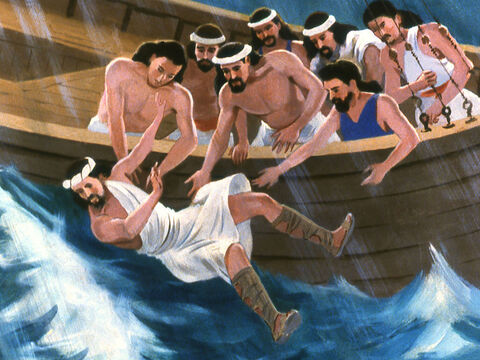 नाविकों ने योना को उठाकर समुद्र में फेंक दिया। तूफान उसी समय थम गया। – Slide número 23