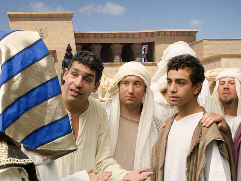 जब वह आखिरकार मिस्र पहुँचे, यूसुफ ने देखा कि उसका भाई बिन्यामीन उनके साथ था। – Slide número 7
