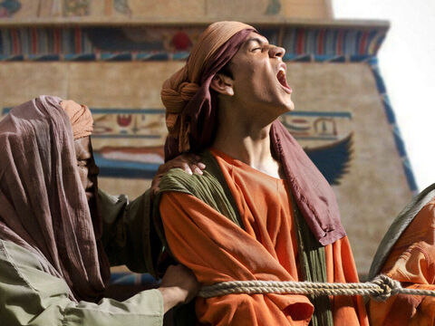 मिस्र में यूसुफ को गुलाम बाज़ार में ले जाया गया। – Slide número 18