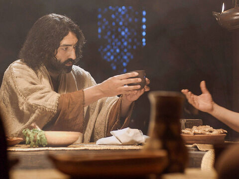 अपने शिष्यों के साथ अंतिम भोज में यीशु। (मत्ती 26:17-35, मरकुस 14:12-31, लूका 22:7-38, यूहन्ना 13:18-38) – Slide número 9