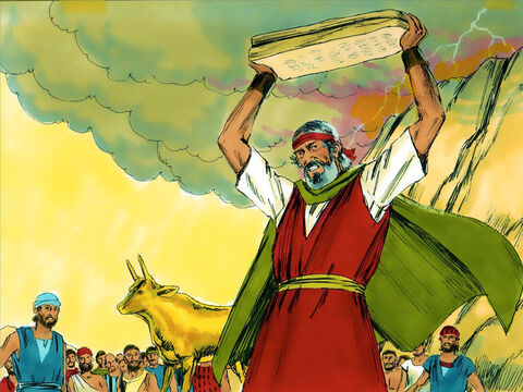 जब मूसा ने देखा कि लोग सोने के बछड़े के आगे बेतहाशा नाच रहे हैं, तो वह क्रोधित हुआ। उसने पत्थर की दोनों तख्तियों को पर्वत के नीचे भूमि पर फेंक दिया और उनके टुकड़े-टुकड़े कर डाले। – Slide número 14