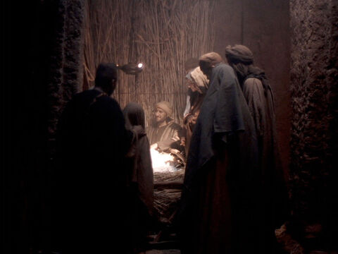 स्वर्गदूत बेथलहम के पास चरवाहों को यीशु के जन्म के बारे में बताते हैं। (लूका 2:8-21) – Slide número 10