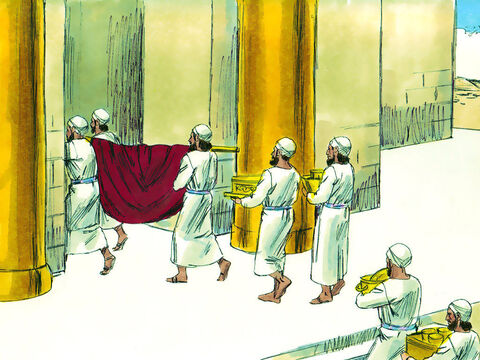 मंदिर में वाचा के सन्दूक को लाते हुए देखने के लिए बुजुर्ग और बड़ी संख्या में लोग दावत में इकट्ठे हुए थे। – Slide número 10