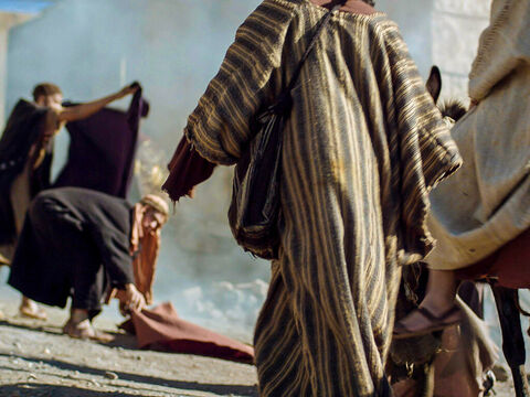 यीशु एक गधे पर विजयी रूप से यरूशलेम में सवारी करता है। (मत्ती 21:1-11, मरकुस 11:1-11, लूका 19:28-44, यूहन्ना 12:12-17) – Slide número 9