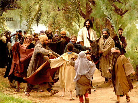 यीशु एक गधे पर विजयी रूप से यरूशलेम में सवारी करता है। (मत्ती 21:1-11, मरकुस 11:1-11, लूका 19:28-44, यूहन्ना 12:12-17) – Slide número 10