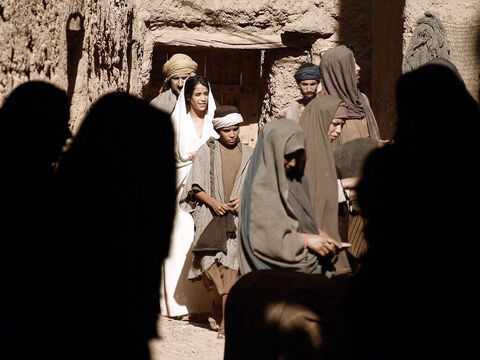 मरियम और यूसुफ यीशु को यरूशलेम में खोज करते हैं। (लूका 2:41-52) – Slide número 2
