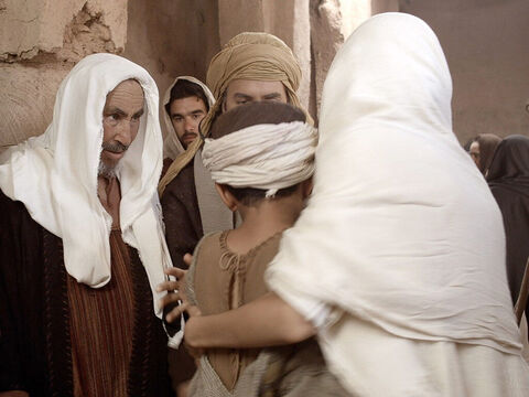मरियम और यूसुफ यीशु को यरूशलेम में खोज करते हैं। (लूका 2:41-52) – Slide número 14